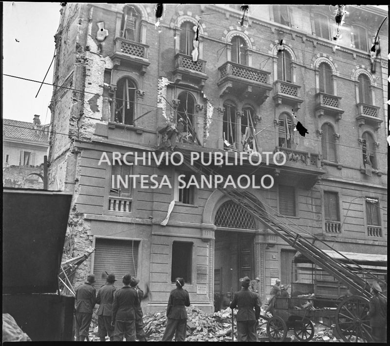 Intervento dei vigili del fuoco su un edificio colpito dai bombardamenti in corso Buenos Aires a Milano