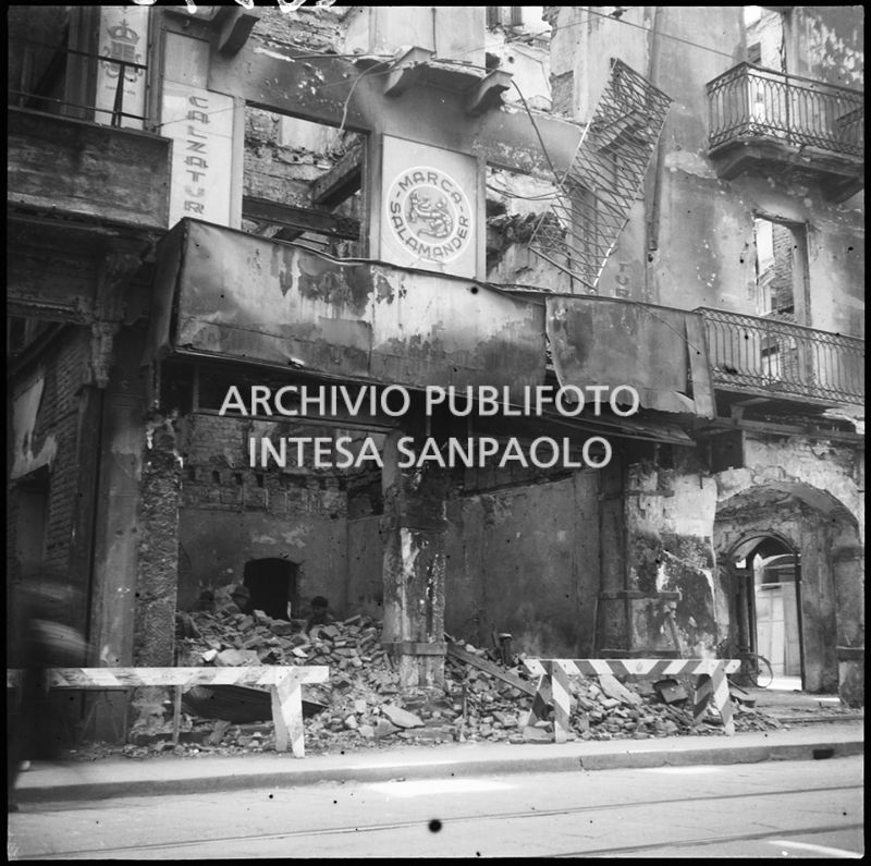 Edificio in corso Vittorio Emanuele II, a Milano, sventrato dai bombardamenti e transennato