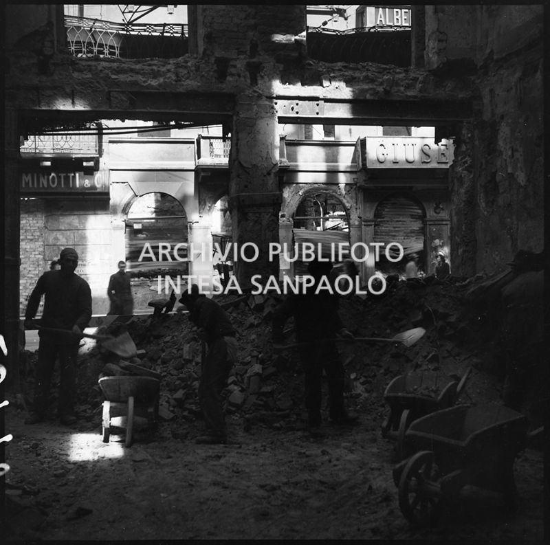 Sgombero macerie all'interno di un edificio in corso Vittorio Emanuele II, a Milano, sventrato dai bombardamenti