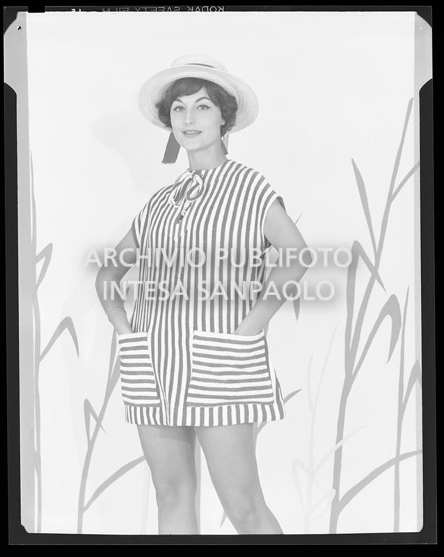 Indossatrice con abito a righe e cappello di paglia<br>21222