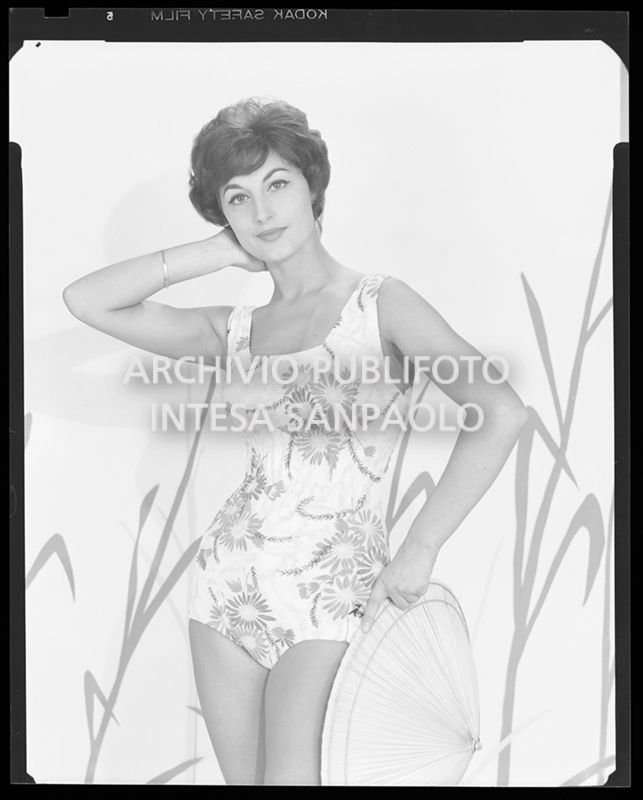 Indossatrice con costume intero a fiori e cappello di paglia<br>21223