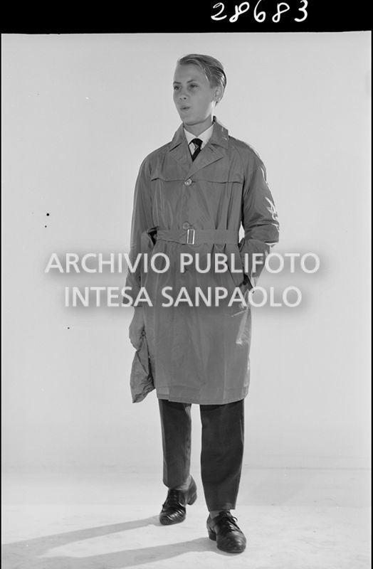 Ragazzo con trench<br>28683