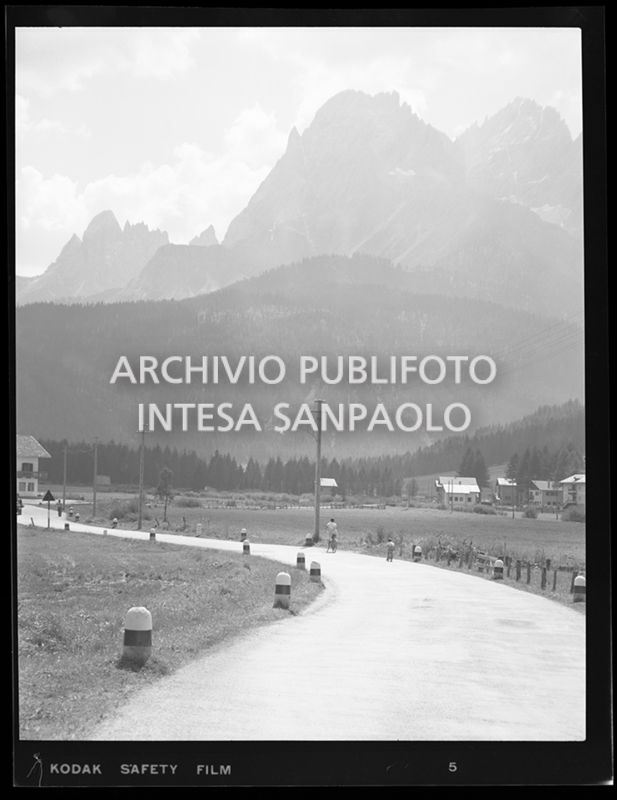Strada di montagna. In lontananza una donna ed un bambino in bicicletta<br>29876