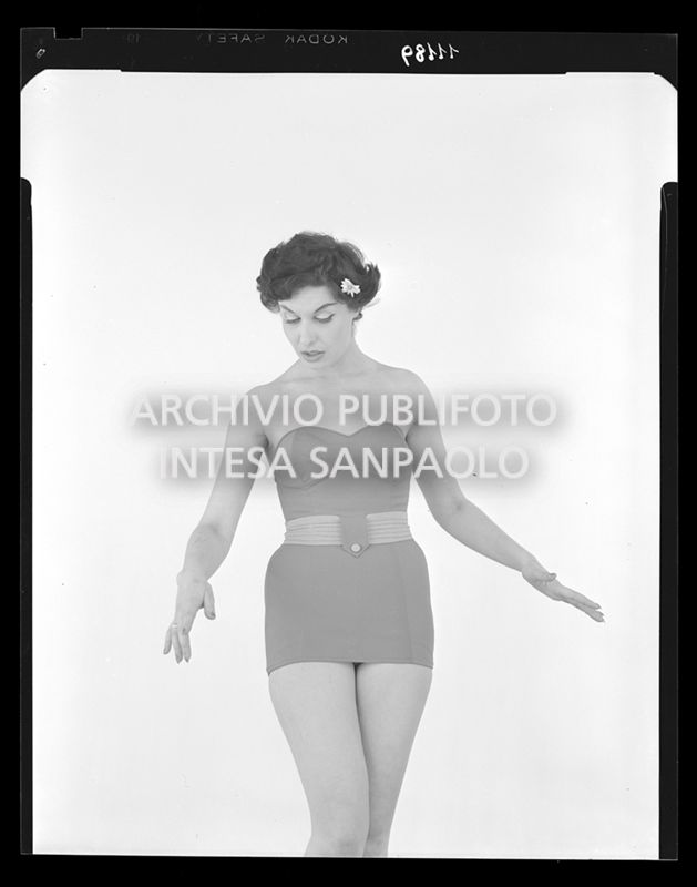 Indossatrice con costume intero senza spalline e con fascia in vita<br>11189