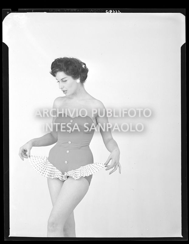 Indossatrice con costume intero senza spalline e rouches sui fianchi<br>11190