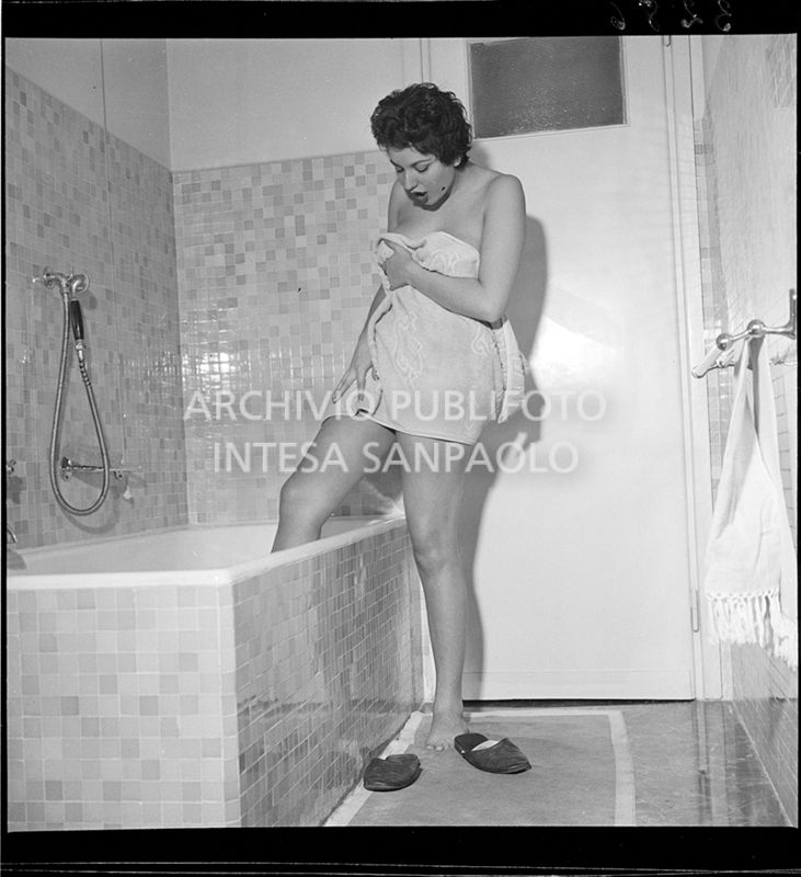 Ljuba Rosa mentre esce dalla vasca da bagno<br>3286