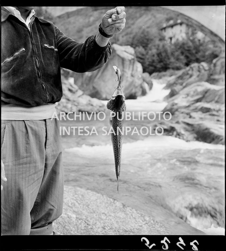 Uomo con un pesce all'amo<br>5242