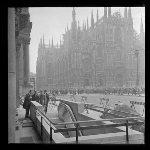 Esterno metropolitana con vista Duomo<br>
