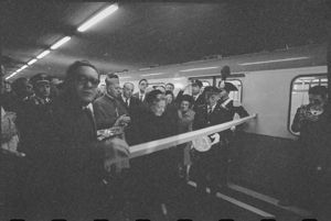 Taglia il nastro la signora Diana Fugazza, vedova del presidente della Metropolitana Milanese Ezio Vigorelli.<br>