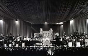 Nilla Pizzi si esibisce sul palco del salone delle feste del Casinò al Festival di Sanremo