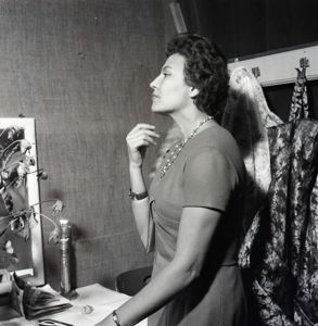 Nilla Pizzi, in camerino, si prepara a esibirsi al IX Festival di Sanremo