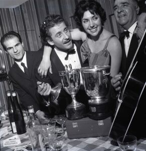 Domenico Modugno e la moglie Franca Gandolfi festeggiano con amici, al ristorante, il Festival di Sanremo appena vinto insieme a Johnny Dorelli con la canzone "Piove"