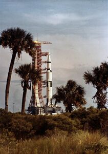 Un cingolato trasporta il razzo Saturn V e la sua torre di lancio al Kennedy Space Center (Florida). Il veicolo spaziale fu utilizzato durante la missione Apollo 8, seconda missione con equipaggio che partì il 21 dicembre 1968.
