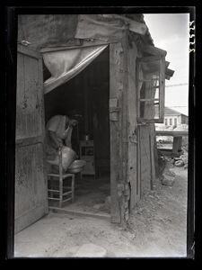 Una donna ritratta all'interno della sua casa minima dell'Ortica (Milano)