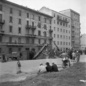 Una piccola folla osserva i lavori di livellamento dei bastioni di Porta Romana a Milano
