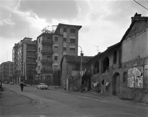 Vista di via Alfonso Casati a Cinisello Balsamo: in primo piano una vecchia cascina tra le nuove costruzioni