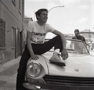 Gianni Morandi durante uno degli spostamenti del VII Cantagiro  in occasione del quale interpretò la canzone "Chimera". Il cantante indossa la maglietta ufficiale della manifestazione con la scritta: "7° Cantagiro Bulova".