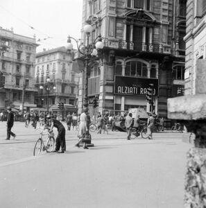 Carro armato tedesco in via Broletto all'angolo con piazza Cordusio a Milano