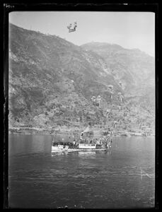 Gita in battello, su un lago, dell'OND (Opera Nazionale Dopolavoro) Rinascente - UPIM. In cielo scritte "Duce" trasportate da palloncini colorati.