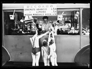 Tre bambini acquistano un gelato dal furgone di un venditore ambulante di bibite e gelati