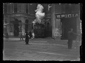 Una locomotiva a vapore, detta "Gamba de legn", in uscita dal deposito di corso Vercelli 33 a Milano