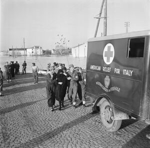 Visibile sulla destra un furgone, adibito ad ambulanza, della American Relief for Italy con stemma e iscrizione della Misericordia di Fiesole