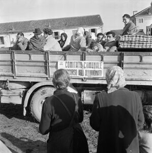 Sul lato del camion visibile uno striscione con la scritta: Comitato comune soccorso agli alluvionati