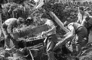 Disastro del Vajont: militari lavorano per scavare tra le macerie