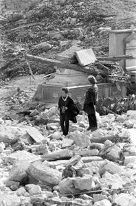 Disastro del Vajont: due persone tra le macerie del cimitero di Pirago di Longarone