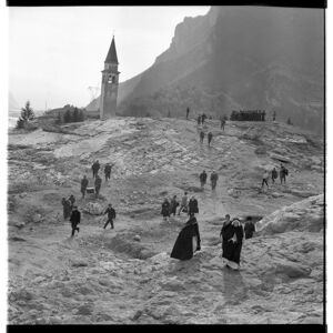 Disastro del Vajont: sopravvissuti e aiuti nei pressi del campanile della chiesa di San Tommaso a Pirago di Longarone