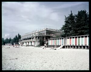 La spiaggia e lo stabilimento balneare di Punta dell'Est all'Idroscalo di Milano