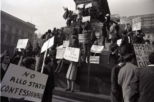 Studenti arrampicati sul monumento a Vittorio Emanuele II, con cartelli di protesta