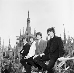 I Beatles ritratti sulla terrazza dell'Hotel Milano; sullo sfondo il Duomo