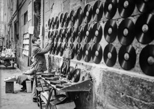 Un ragazzo espone la propria merce, dischi in vinile,  in una strada di Napoli