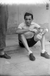 Fausto Coppi ritratto in un momento di riposo