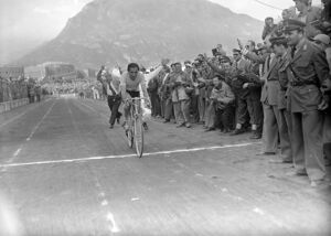 Fausto Coppi vince la XI tappa del 35° Giro d'italia Venezia-Bolzano
