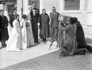 Primo Carnera e la moglie Pina Kovačič in posa insieme ai parenti il giorno del loro matrimonio a Sequals