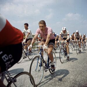 Jacques Anquetil, con la maglia rosa, durante una tappa del 47° Giro d'Italia che conquisterà