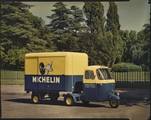 Sulla portiera è presente la scritta "Michelin italiana Spa deposito di Alessandria via Maggioli 4 Tel. 2207"