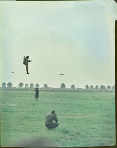 Visibili due fotografi (un uomo ed una donna) e sullo sfondo elicotteri in volo