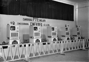 Stand Cinevideo Genova , concessionario Cambridge PYE England, espone televisori alla Fiera Campionaria di Milano del 1950