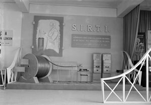 Stand Sirti, con esposizione del cavo coassiale e delle apparecchiature che permetteranno la trasmissione della televisione, alla Fiera Campionaria di Milano del 1950