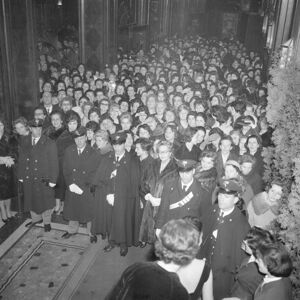 Folla di spettatrici in attesa di entrare al cinema Odeon di Milano per assistere alla prima, riservata alle sole donne, del film "Jovanka e le altre"