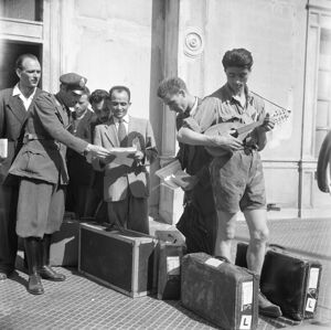 Controllo documenti, a Genova, di emigranti italiani, con valigie e mandolino, in partenza per l'Argentina