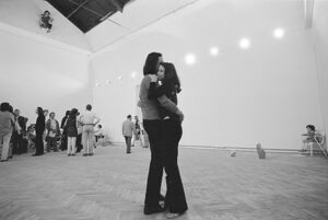 I due ballerini della composizione vivente di Gino De Dominicis installata alla XXXVI Biennale  internazionale d'arte di Venezia