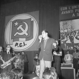 A sinistra il simbolo del Partito Comunista Italiano (PCI)