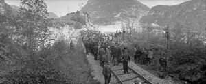 Disastro del Vajont: una piccola folla su un ponte ferroviario