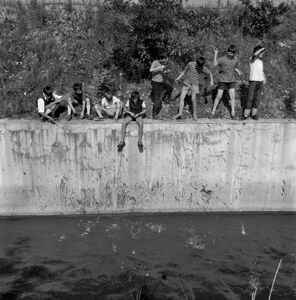 Un gruppo di bambini gioca nei pressi di un canale nel nuovo quartiere Gallaratese