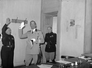 Principe Umberto II di Savoia fa il saluto fascista al suo ingresso nel "covo" di Mussolini in via Paolo da Cannobbio a Milano