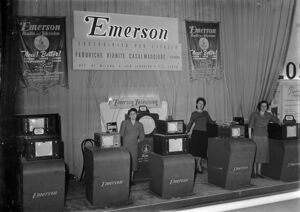 Esposizione televisori Emerson Television allo stand Fabbriche Riunite Casal Maggiore, concessionario Emerson, alla Fiera Campionaria di Milano del 1950
